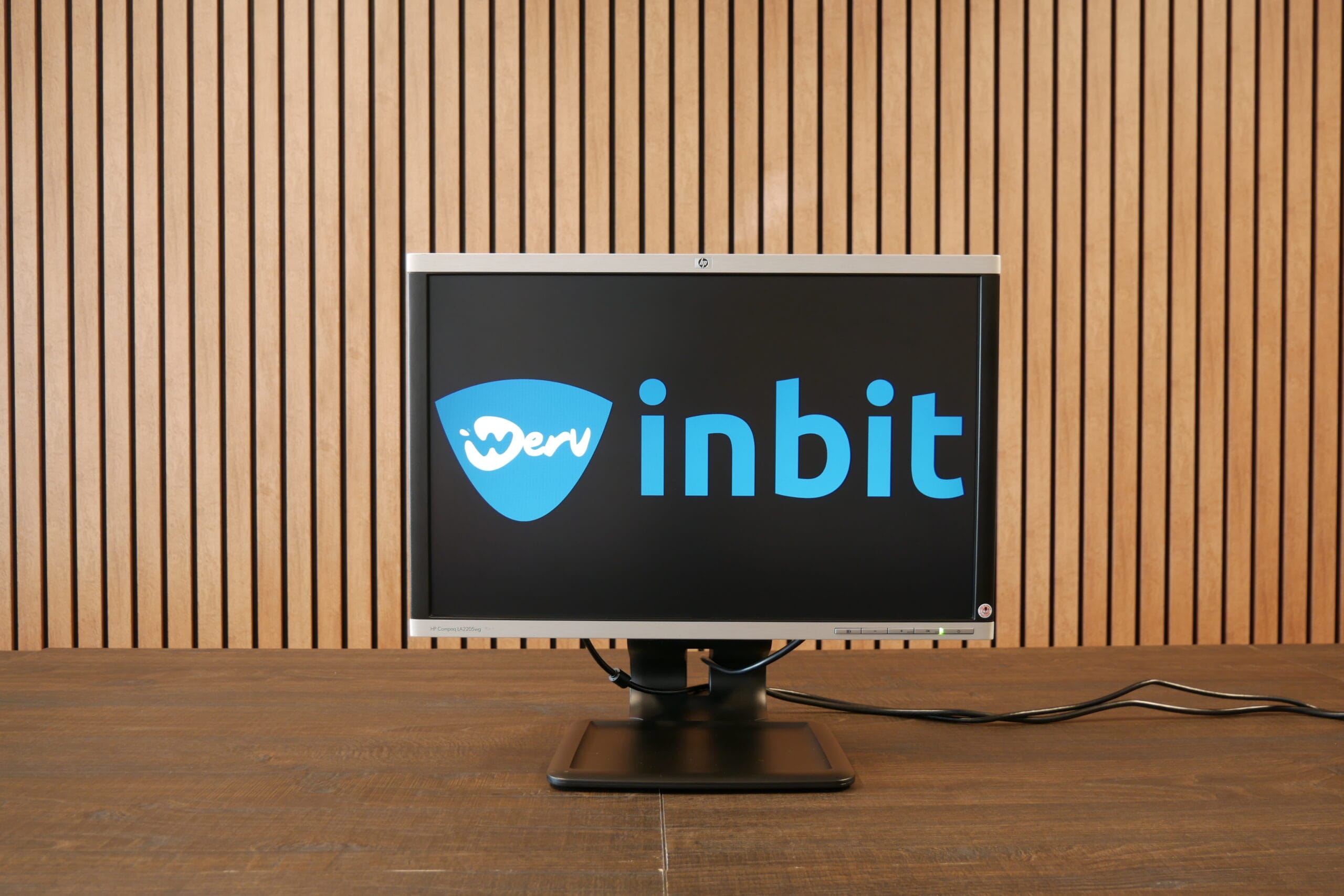 HP Compaq LA2205WG (Refurbished)